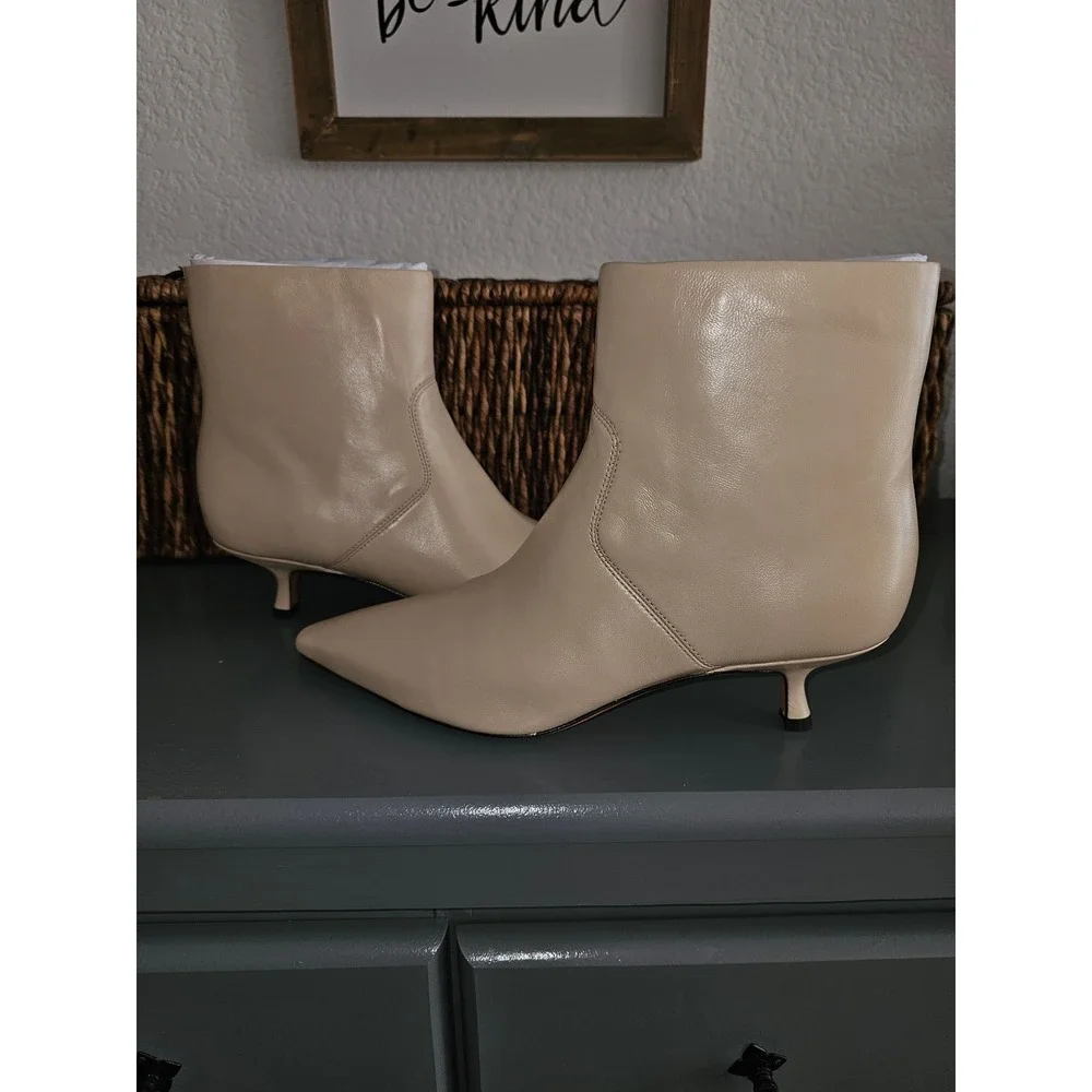 Vince Womens Beige Leather Pointed Toe Kitten Heel Ankle Boots Size 8.5M EUR 39